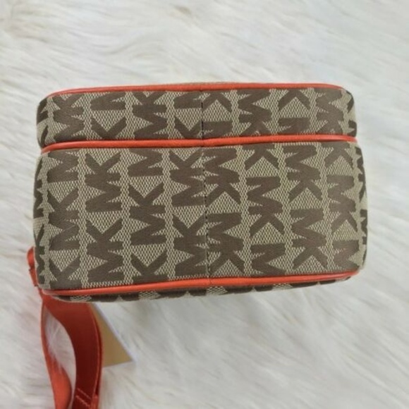 Michael Kors Bedford Messenger Crossbody Bag - Picture 5 of 7